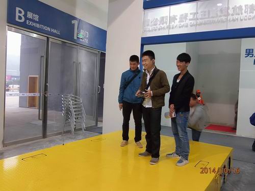 九州登录网页参展2014绵阳科博会-观众对全向移动平台表现了浓厚的兴趣.jpg