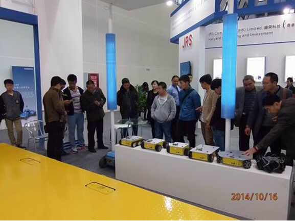 九州登录网页参展2014绵阳科博会-技术人员向观众演示机器人.jpg